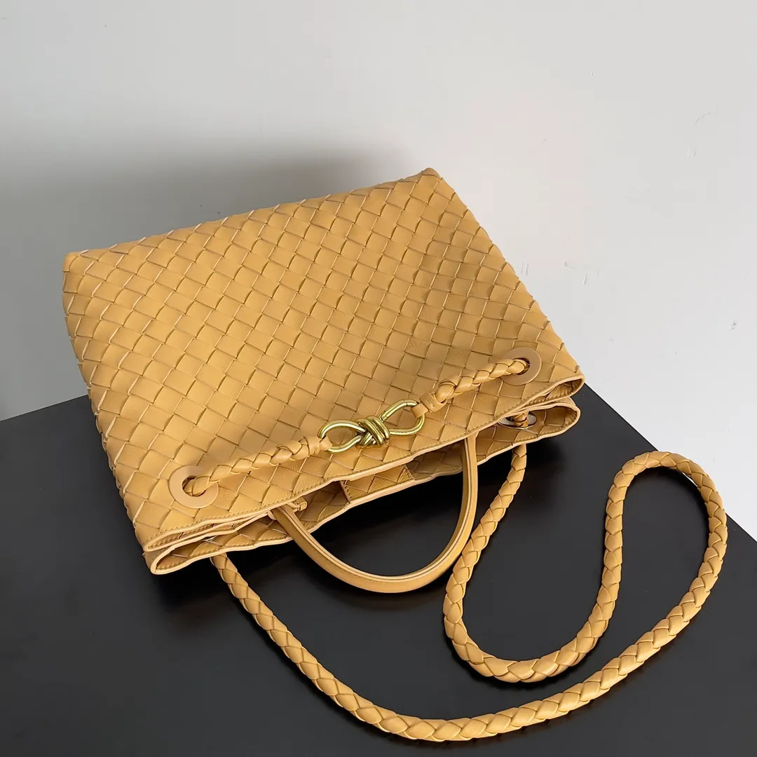 The 2023 new Andiamo batch of 2260 BV has been shipped‼ ️Really popular🔥The new Andiamo woven handbag launched by Bottega Veneta this season is really popular all over the world! ! Celebrities at home and abroad have worn it, and Oscar-winning actress Michelle Yeoh has taken it out on the street. Song Jia, Trai Yara, Yu Feihong, Sanji Ayaka, Rosie Hunting-Whiteley, Yoshioka Riho, etc. have all picked up this bag. It is classic and versatile, showing off its temperament, and the bag capacity is also large, which is very convenient for daily commuting! ! A variety of carrying methods, the shoulder straps can be adjusted by yourself, the original lambskin feels soft and delicate, and the unisex style breaks the gender boundaries and brings a more practical and long-lasting use experience. Andiamo, which has both elegant and casual styles, perfectly interprets the true appearance of "fashionable old money style". Style number: 743572 Size: 32*24*12